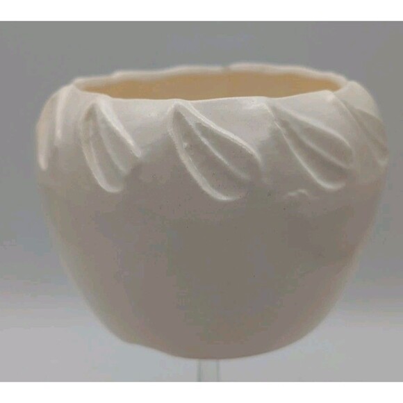 Vintage Ceramic Planter with a Leaf Design Around Edge USA C1 - Picture 1 of 5
